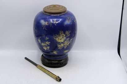 CHINA. Vase in blue porcelain decorated with...