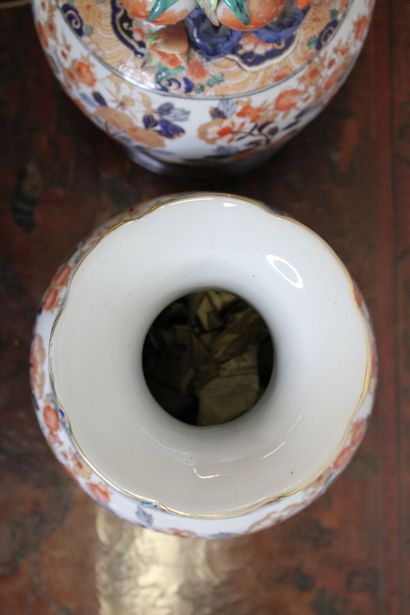 Paire de vases. 
CHINA Pair of porcelain...