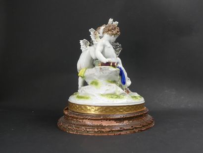 Sujet en porcelaine polychrome aux angelots....