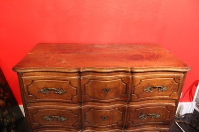 Régence. 
Commode en noyer ouvrant par trois...