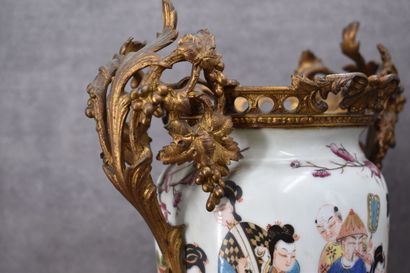 CHINA. Pair of porcelain vases decorated...