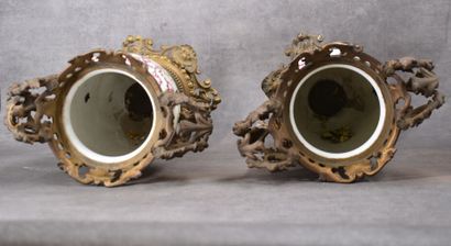 CHINA. Pair of porcelain vases decorated...