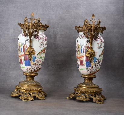 CHINA. Pair of porcelain vases decorated...