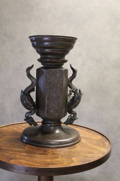 ASIE
Bronze support with incised decoration...