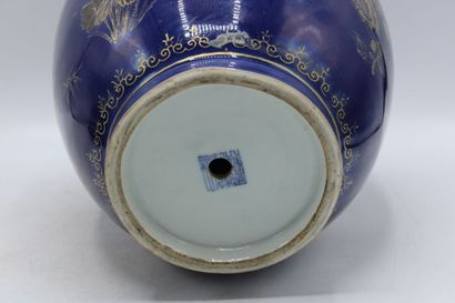 CHINA. Vase in blue porcelain decorated with...