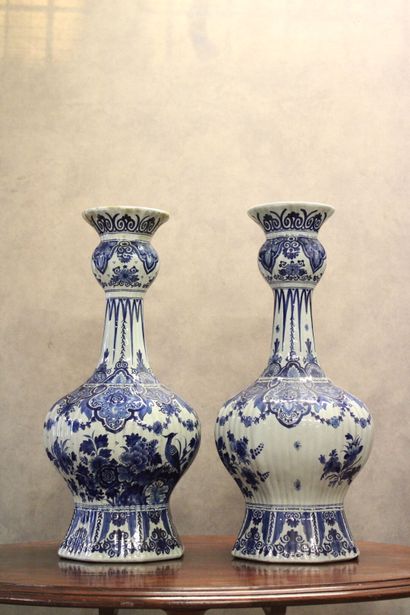 DELFT. Paire de vase en céramique émaillé...