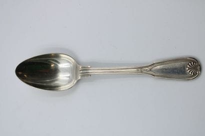 ERCUIS. Ménagère en métal argent comprenant...