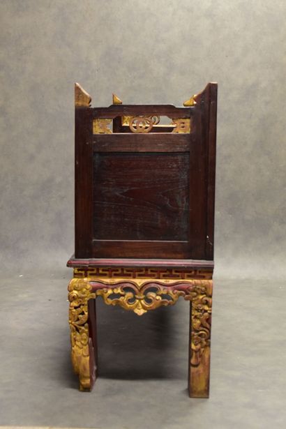 CHINA. Sofa-bench in carved and molded wood...