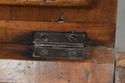 Une coiffeuse en bois patiné ouvrant par...