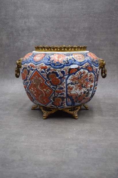 JAPAN. Hexagonal porcelain cover-pot with...