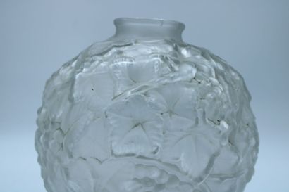 LALIQUE
(in the taste of). Vase ball out...