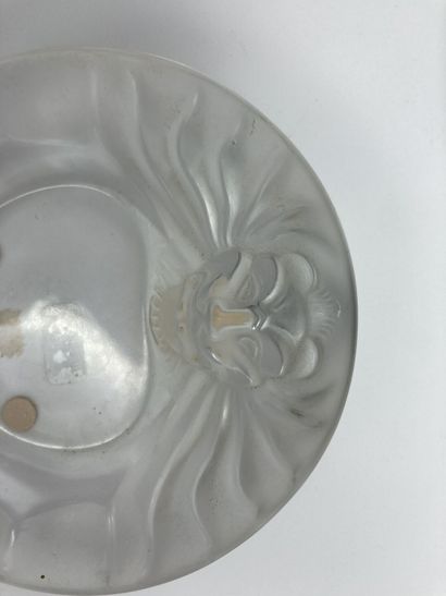 LALIQUE
Glass ashtray with lion head. Signed...