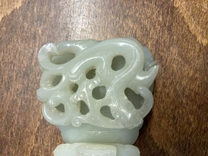 CHINE
Belt buckle in carved jade with dragons....