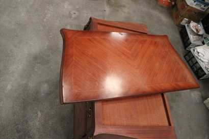 Commode de style Louis XV en bois et marqueterie...