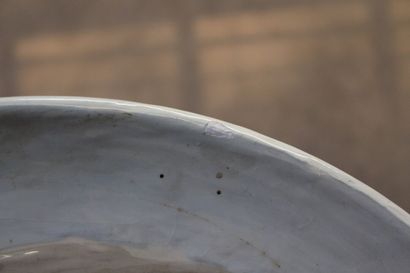 Paire de plats en faïence à décor émaillé...