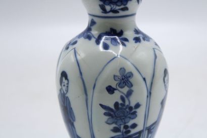 CHINA. Porcelain soliflore vase with blue...