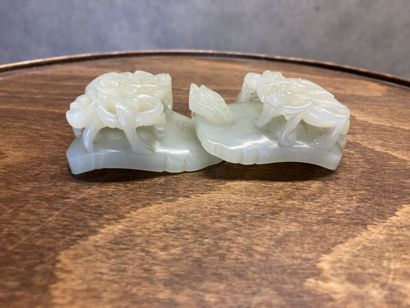 CHINE
Belt buckle in carved jade with dragons....