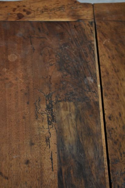 Une coiffeuse en bois patiné ouvrant par...
