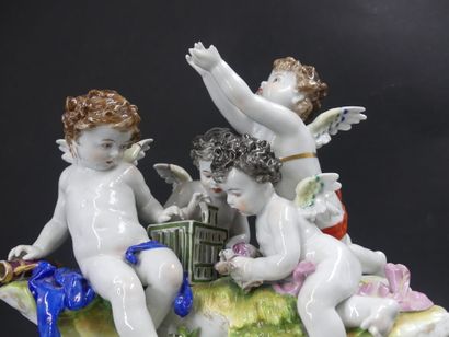 Sujet en porcelaine polychrome aux angelots....