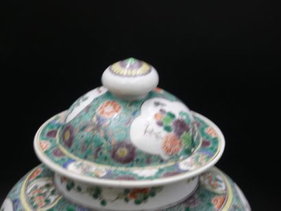 CHINA. Covered vase in white porcelain decorated...