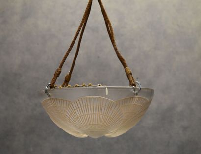René LALIQUE (1860-1945). 
Suspension out...