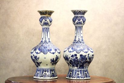 DELFT. Paire de vase en céramique émaillé...