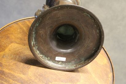 ASIE
Bronze support with incised decoration...