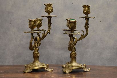 Paire de chandeliers en bronze ciselé et...