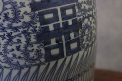 CHINA. Vase potiche in blue white porcelain....