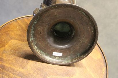 ASIE
Bronze support with incised decoration...