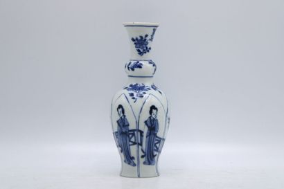 CHINA. Porcelain soliflore vase with blue...