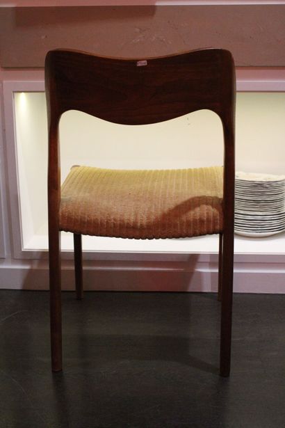 SCANDINAVIE. Table and its 4 chairs in stained...