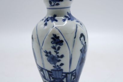 CHINA. Porcelain soliflore vase with blue...