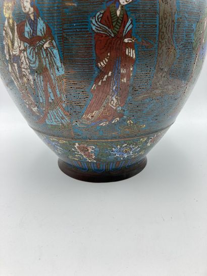 CHINE 
Vase in cloisonné enamels on bronze...