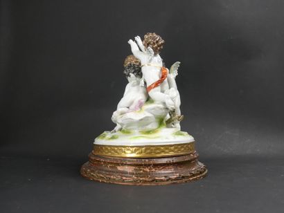 Sujet en porcelaine polychrome aux angelots....