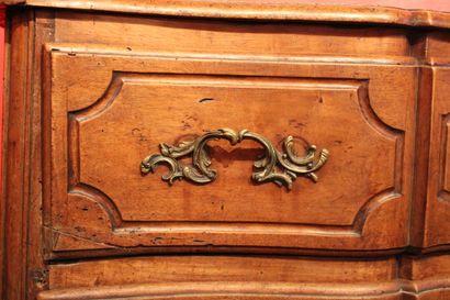 Régence. 
Commode en noyer ouvrant par trois...