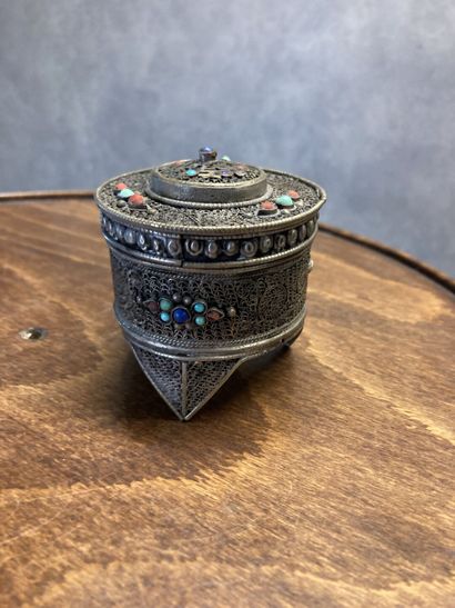 TIBET 
Tripod silver box with filigree decoration...