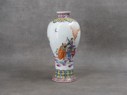 CHINA. Porcelain vase decorated with a scene...