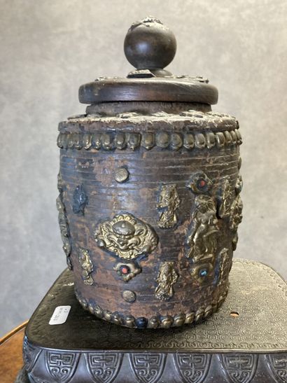 CHINA. Meeting of two covered pots in carved...