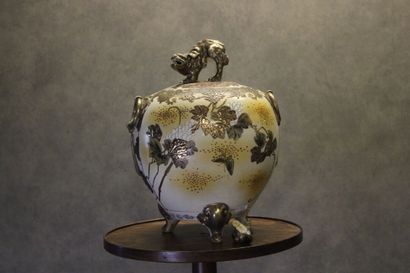 Satsuma
JAPAN
Porcelain covered pot with...