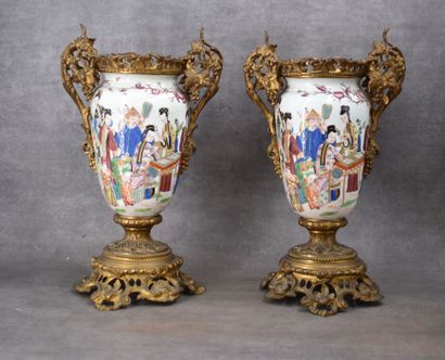 CHINA. Pair of porcelain vases decorated...