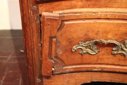 Régence. 
Commode en noyer ouvrant par trois...
