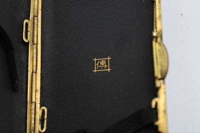 JAPON 
CHINA. Small metal box decorated with...