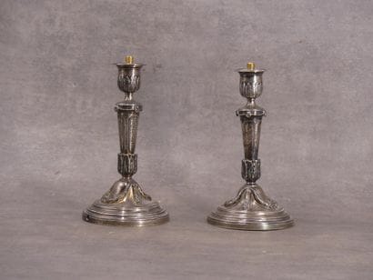 Paire de chandeliers en argent à décor de...
