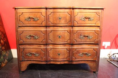Régence. 
Commode en noyer ouvrant par trois...