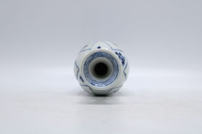 CHINA. Porcelain soliflore vase with blue...