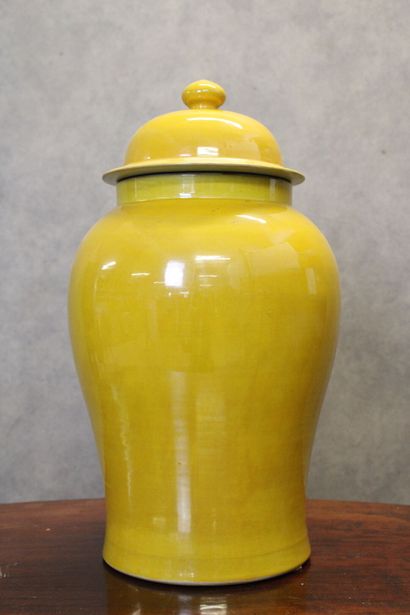CHINE
Covered pot in yellow painted earthenware...
