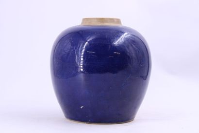 CHINE
Blue enameled porcelain pot. XXth century....