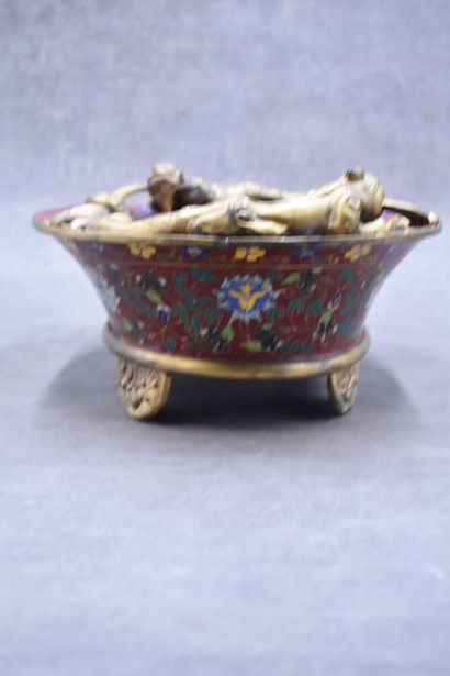 CHINE. 
Cup in bronze and cloisonné enamels,...
