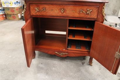 Commode de style Louis XV en bois et marqueterie...